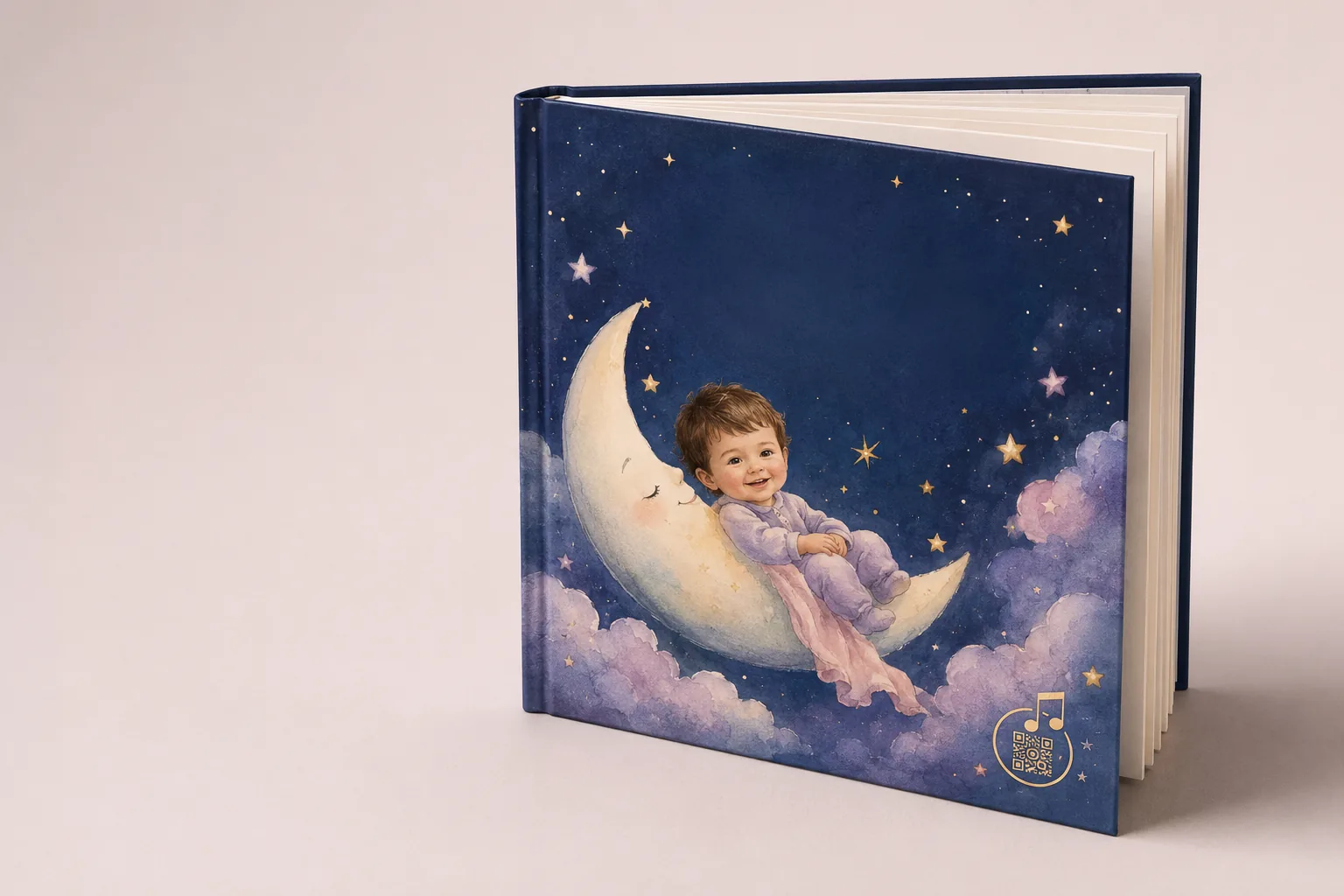 Le livre Mon Livre à Moi, couverture rigide bleu nuit illustrée d'un enfant assis sur un croissant de lune étoilé, avec le QR code doré de la berceuse.